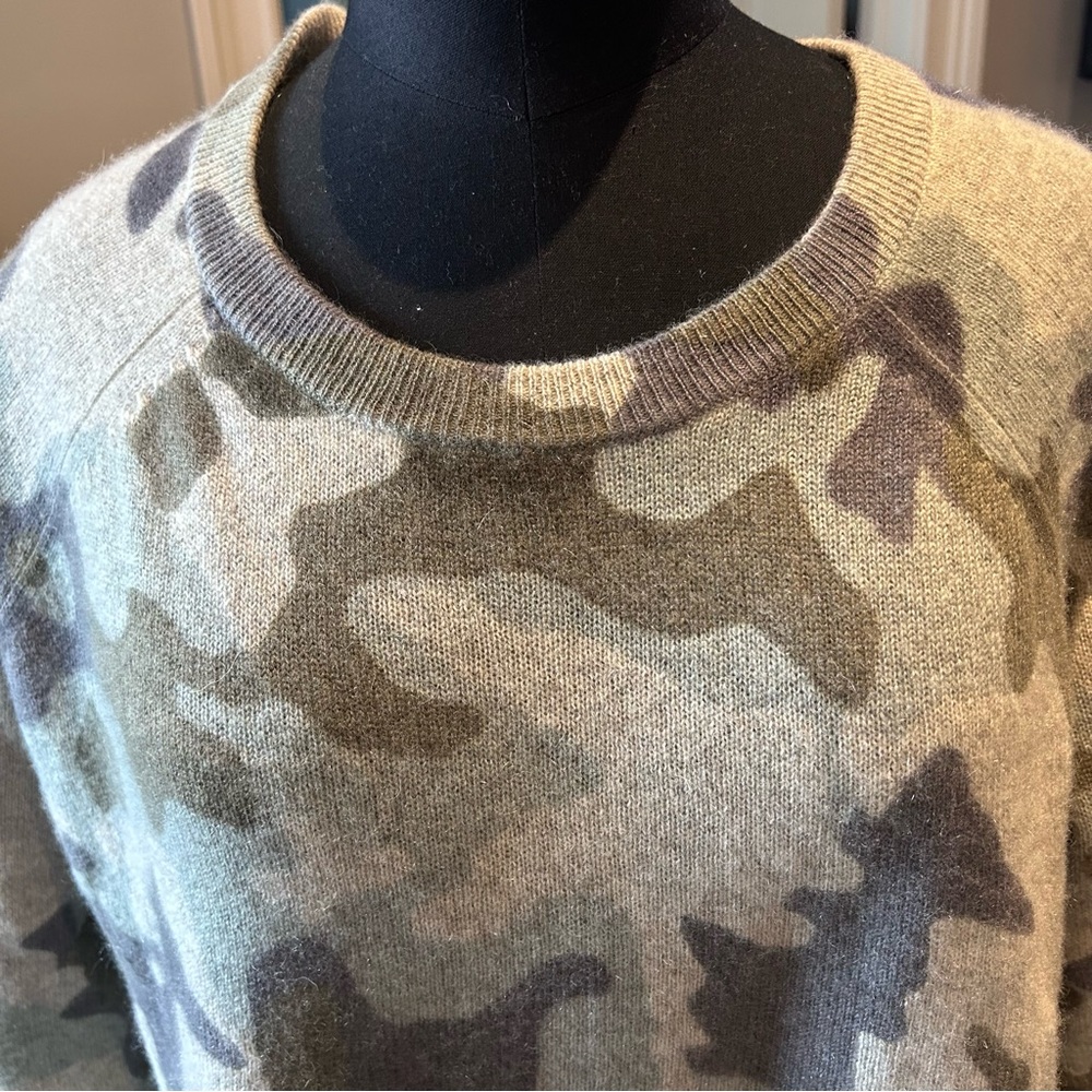 White + Warren, Cashmere sweater,  luxury knitwear camo size large beautiful